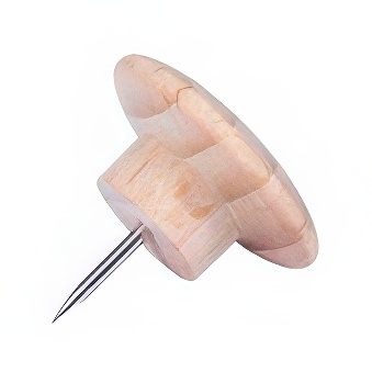 Pinezki w drewnianej obudowie